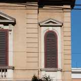 ...e pi� in alto una stretta finestra ad arco